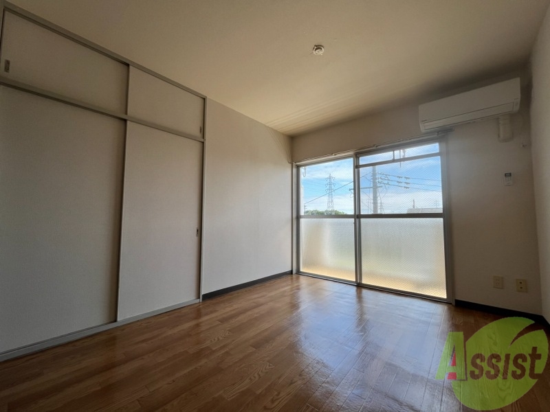 居室・リビング　お部屋はフローリングです。光が入るよう大きなドアです。