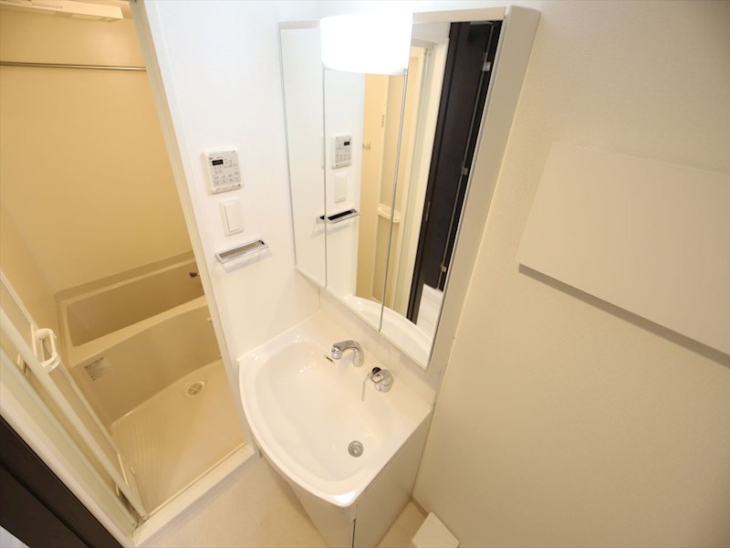 洗面設備　脱衣所　独立洗面台（シャンプードレッサー付）収納スペース有