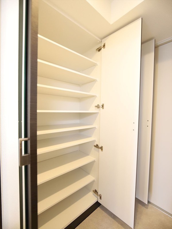 玄関　玄関　シューズボックス付（収納充実してます）