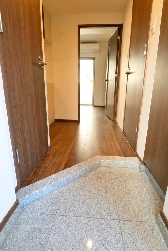 玄関　※別部屋の参考写真です。