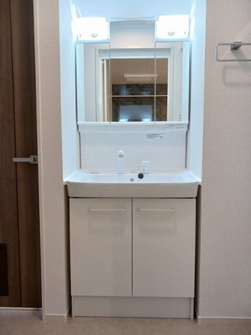 洗面設備　明るい洗面所です