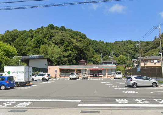 コンビニ　セブンイレブン（コンビニ）まで730m