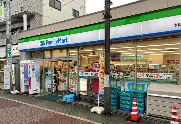 コンビニ　ファミリーマート 中板橋駅前店（コンビニ）まで689m