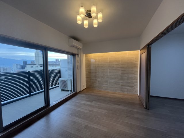 居室・リビング　同マンション反転タイプの部屋写真