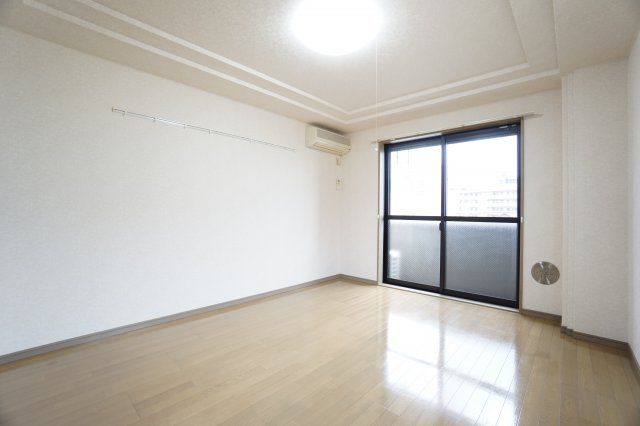 居室・リビング　※同物件・反転タイプの写真です。