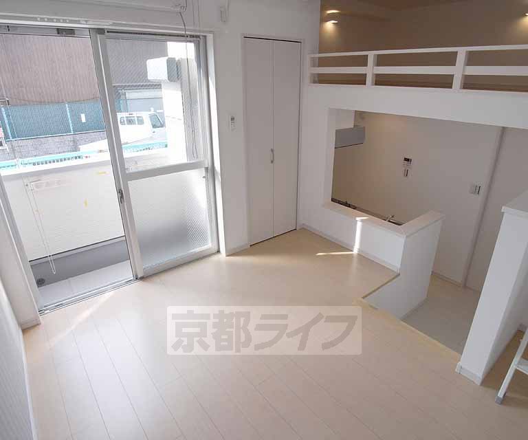 居室・リビング　ロフト付、オシャレな室内です。