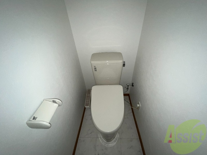 トイレ　トイレはお風呂と別になっていますね。キレイです。