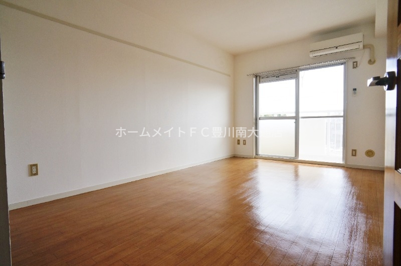 居室・リビング　同型別部屋写真（反転）