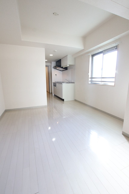 居室・リビング　白を基調とした明るいお部屋です♪
