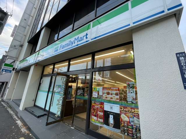 コンビニ　ファミリーマート（コンビニ）まで876m