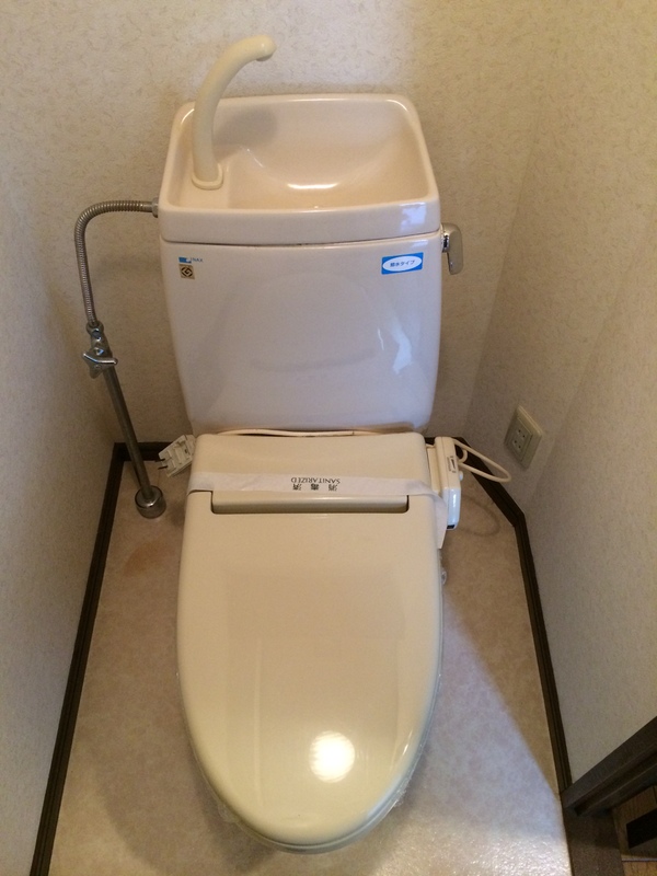 トイレ　内装は別部屋の参考写真です。