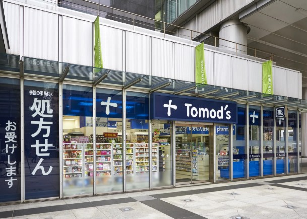 ドラックストア　トモズトルナーレ浜町店（ドラッグストア）まで182m