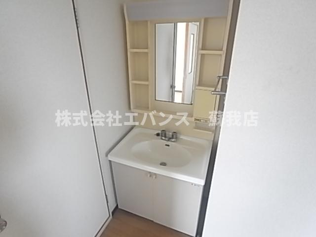 洗面設備　明るい洗面所です