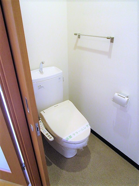 トイレ　別号室の参考写真になります。