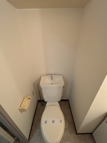 トイレ　※写真は同じマンションの違う部屋のものになります。