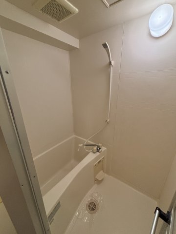 バス・シャワールーム　※写真は同じマンションの違う部屋のものになります。