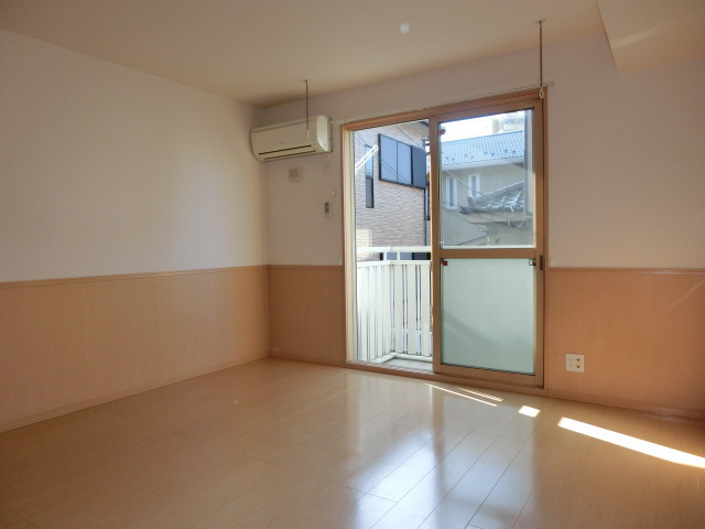 居室・リビング　暖かな日差しの差込むお部屋でゆとりのシングルライフ。