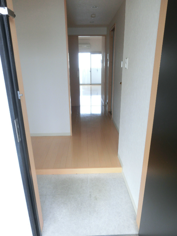 玄関　※同マンション別部屋の参考写真です。