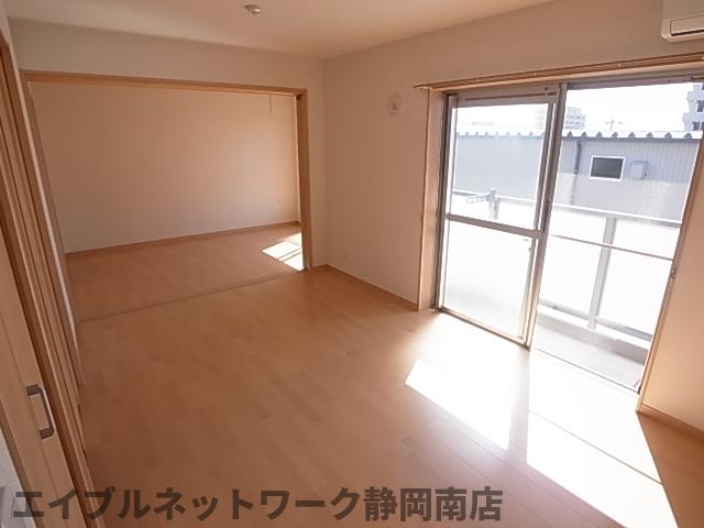 居室・リビング　こちらの居間で趣味の時間をお楽しみください