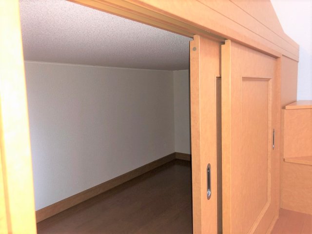 収納　居室：１Fはフローリング　2Fは絨毯