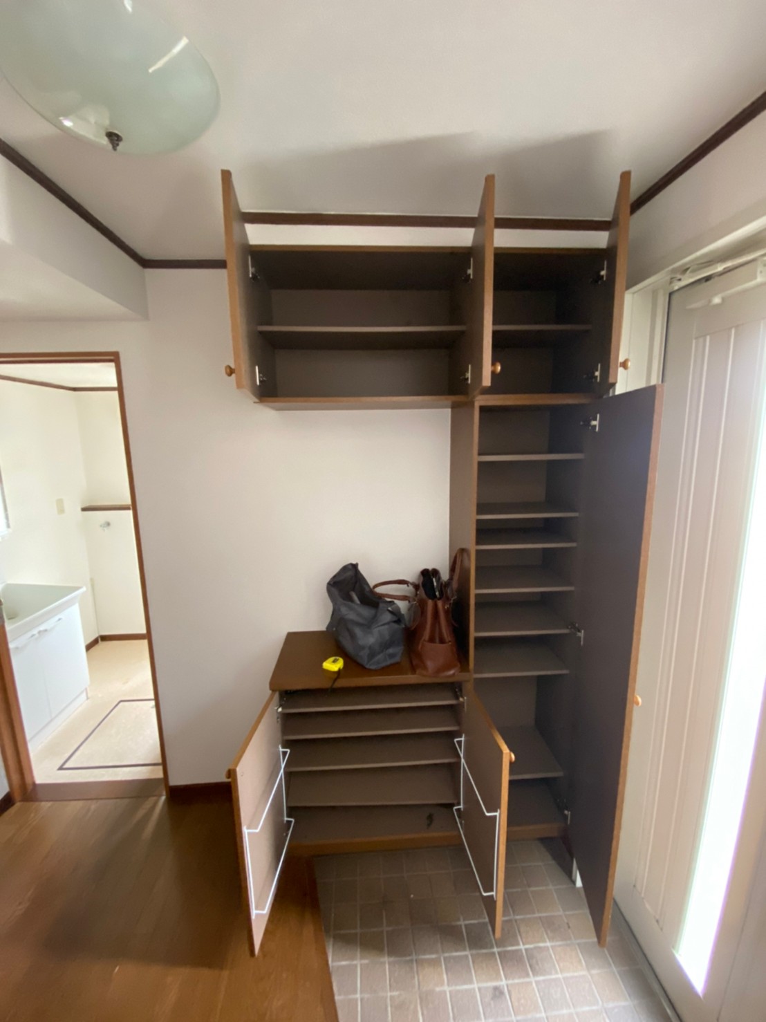 玄関　募集部屋は反転タイプです