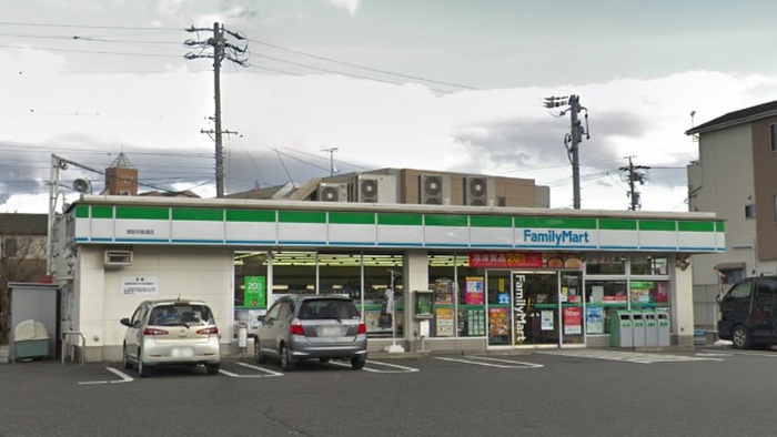 コンビニ　ファミリーマート港甚兵衛通店（コンビニ）まで670m