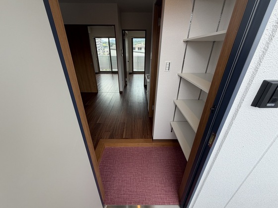 玄関　※別の部屋の写真です。
