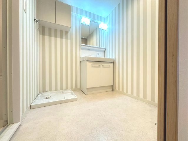洗面設備　明るい洗面所です