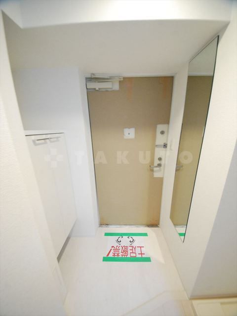 セレニテ新大阪カルムの玄関写真