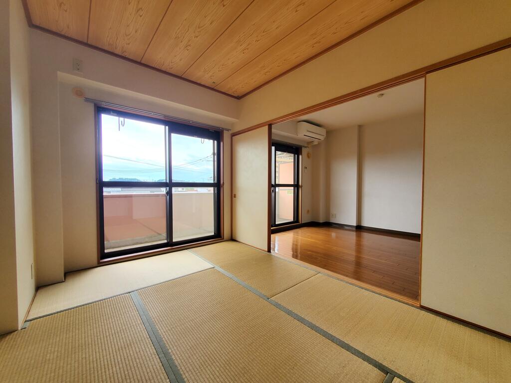 ロイヤルコート老松の居間写真