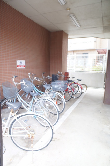 建物外観　駐輪場