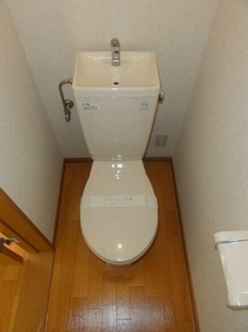 都営新宿線 瑞江駅 徒歩10分 2階建 築22年のトイレ写真