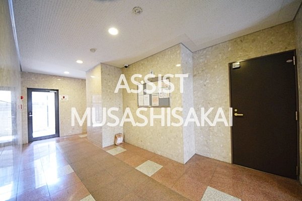エントランス　写真：設備同仕様の別物件です