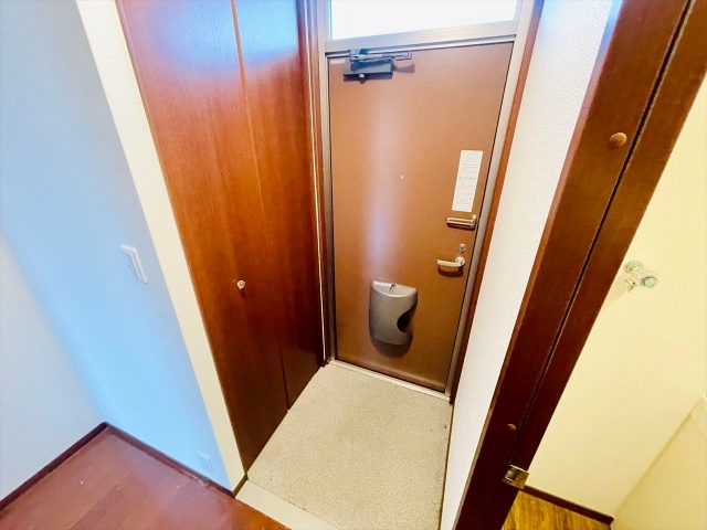 玄関　同一建物内２０１号室内装写真転載