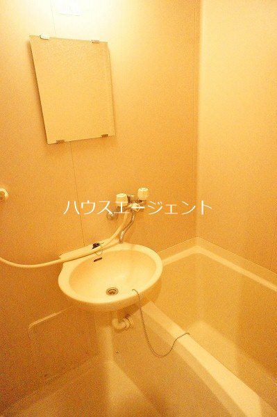 バス・シャワールーム　一人暮らしに便利なバストイレ別。※参考画像・反転タイプ