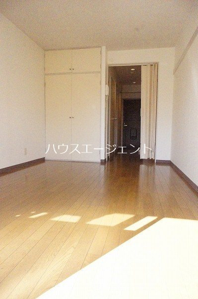 その他部屋・スペース　日の入る明るいお部屋です。※参考画像・反転タイプ