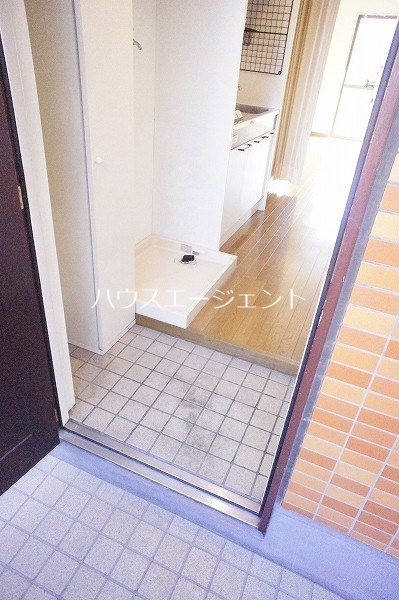 玄関　玄関にはシューズボックスと室内洗濯機置き場あり。※参考画像・