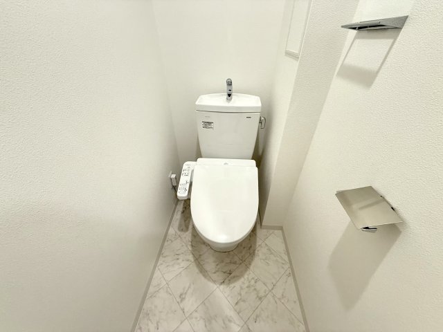 トイレ　温水洗浄便座付きのトイレです♪