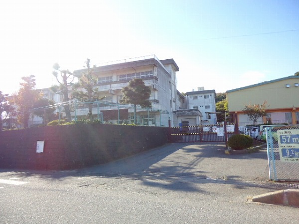 小学校　塙山小（小学校）まで405m