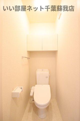 トイレ　落ち着いた色調のトイレです