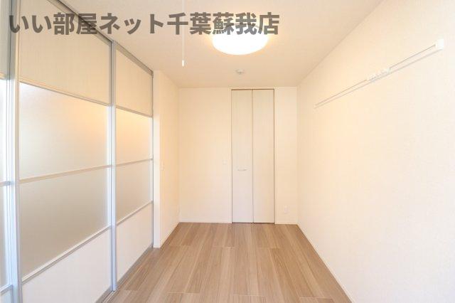 その他部屋・スペース　落ち着いた色調の寝室です