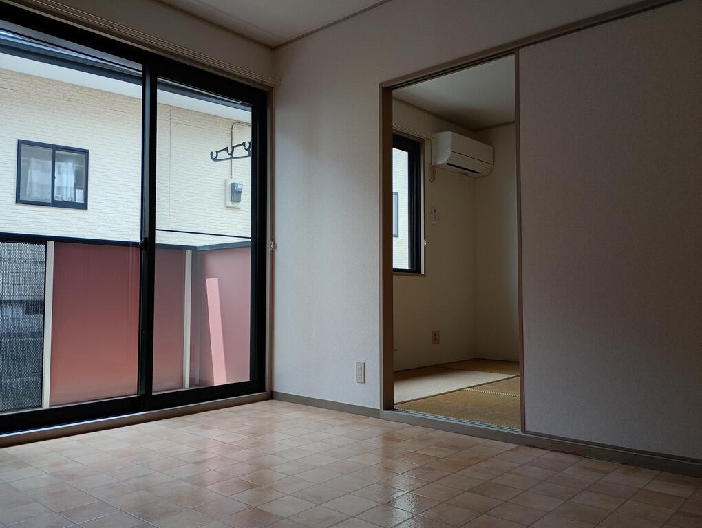 その他設備　DK脇のお部屋にエアコン
