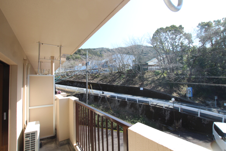 バルコニー　バルコニーからは東山小学校が見えます