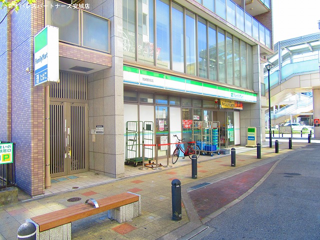 コンビニ　ファミリーマート岡崎駅前店（コンビニ）まで423m