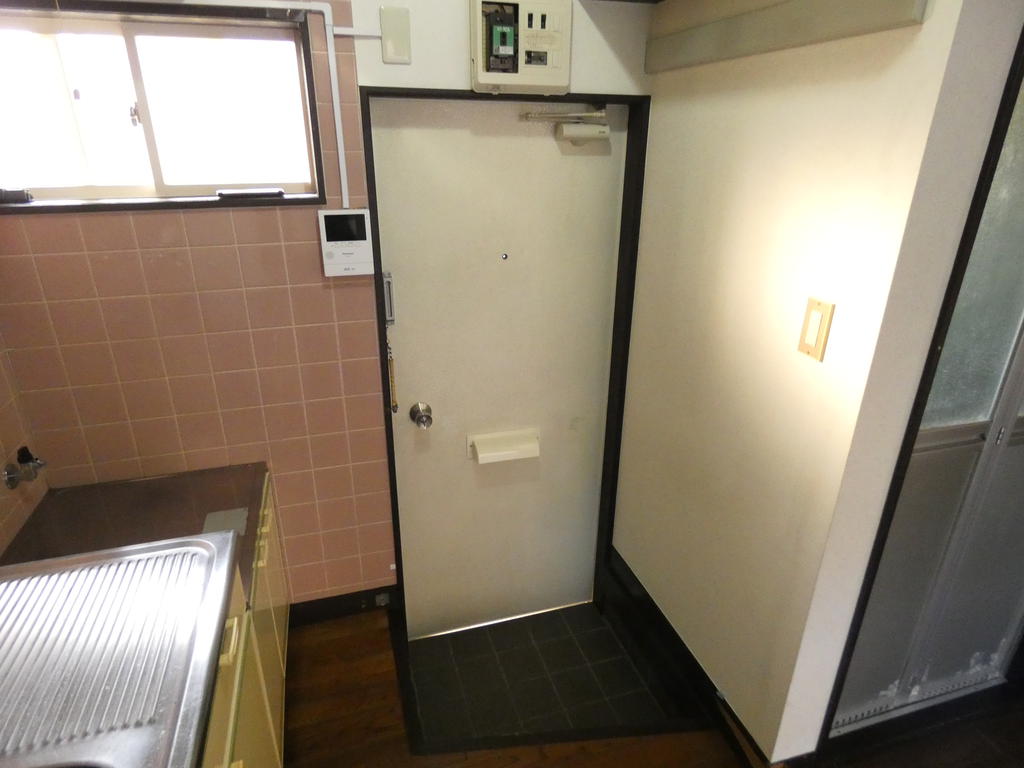 玄関　※退去前のため、以前の写真を使用しています。