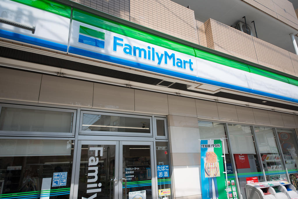 コンビニ　ファミリーマート中央林間駅東口店（コンビニ）まで302m