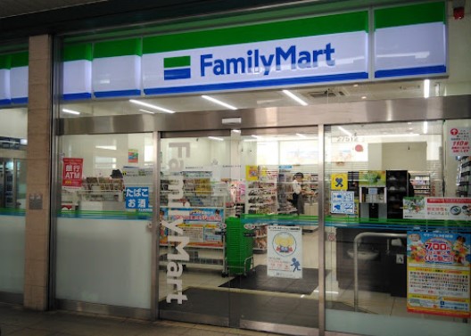 コンビニ　ファミリーマートセンター北店（コンビニ）まで245m