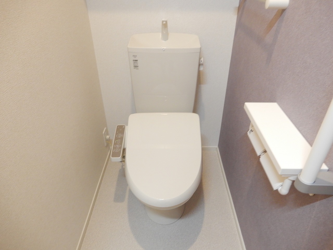 トイレ　温水洗浄便座・収納棚あり