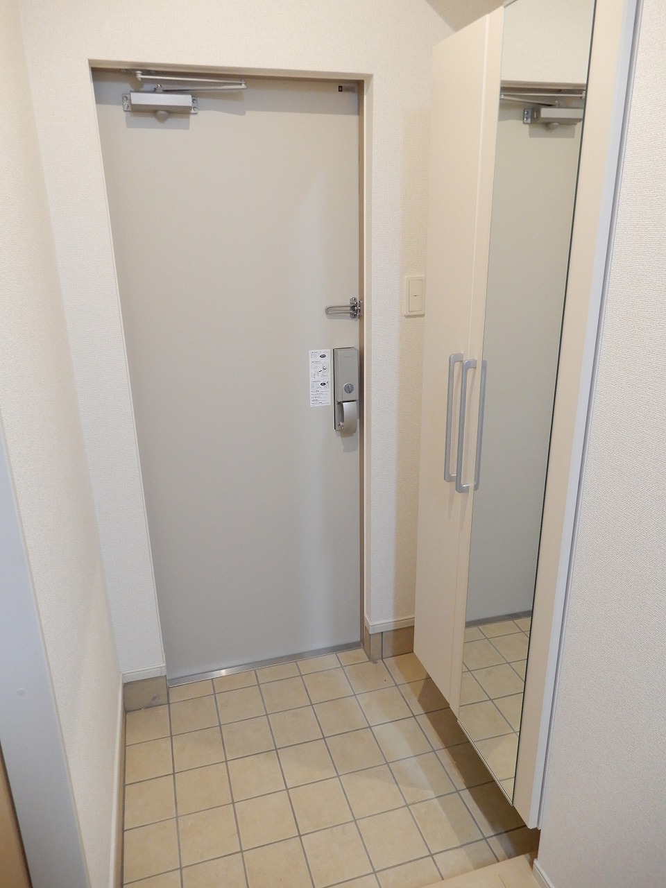 玄関　シューズボックスには嬉しい姿見付き