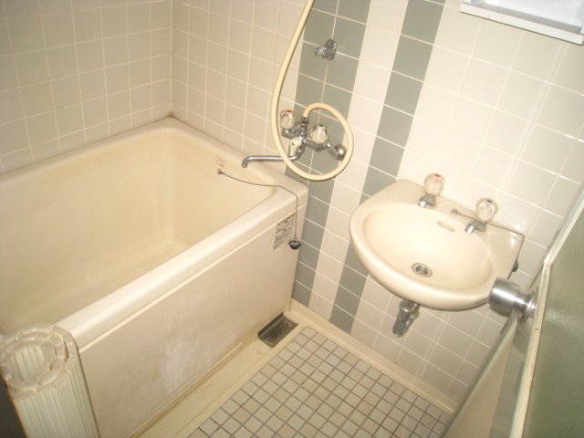 バス・シャワールーム　同物件、別号室のものです。